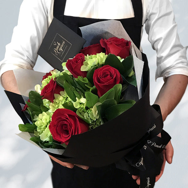 Bouquet de 12 rosas rojas en papel decorativo - Flores Regias