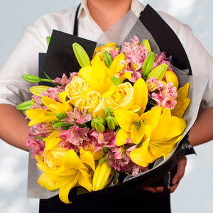 Bouquet de Lillies, Rosas y Alstromelias. Floreria Ponch y Caprico.